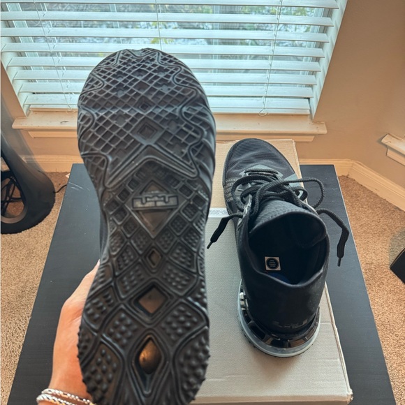 Nike LeBron XVII 18 sneaker - Picture 4 of 5